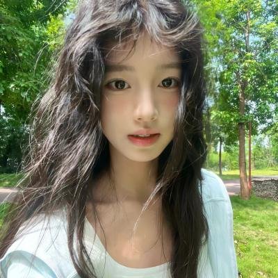 玻璃橱窗中的姑娘